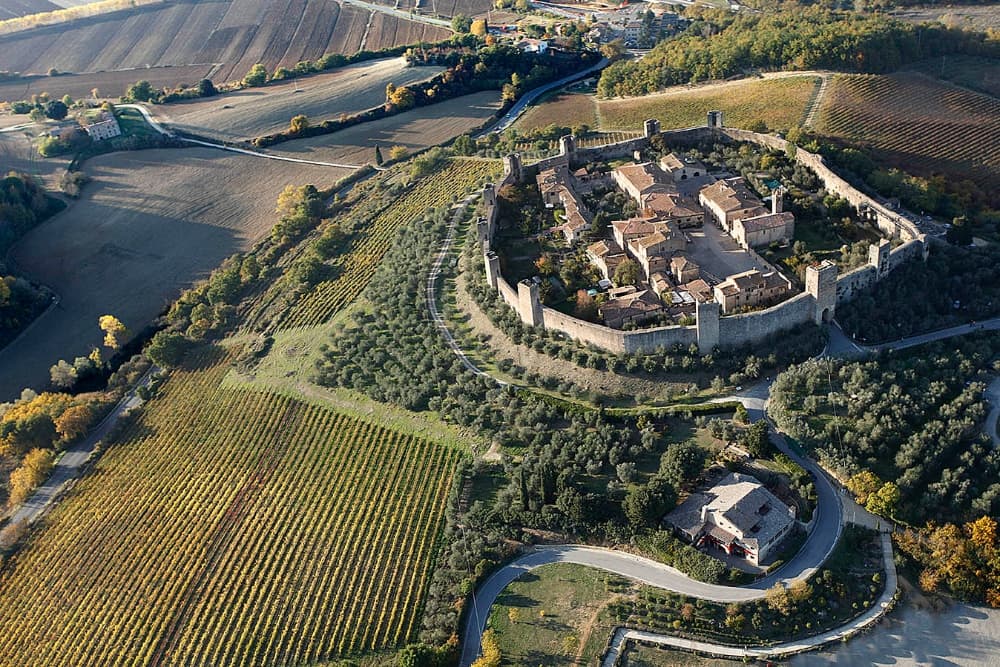 Vista aerea di Monteriggioni e la caratteristica campagna senese circostante