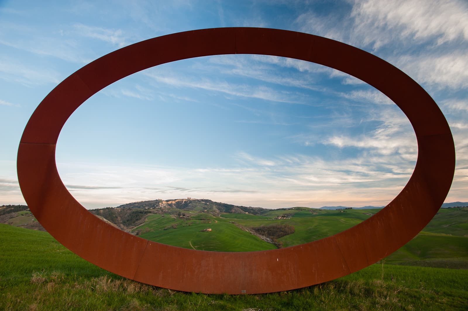 Werk von Mauro Staccioli in Volterra