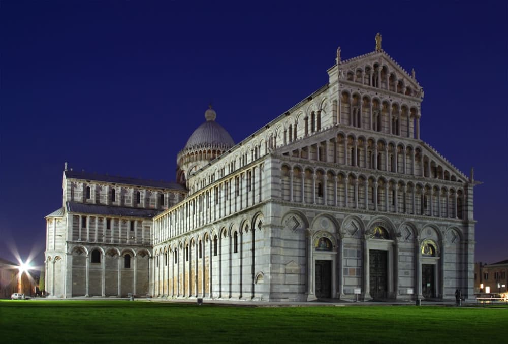La vista notturna del Duomo