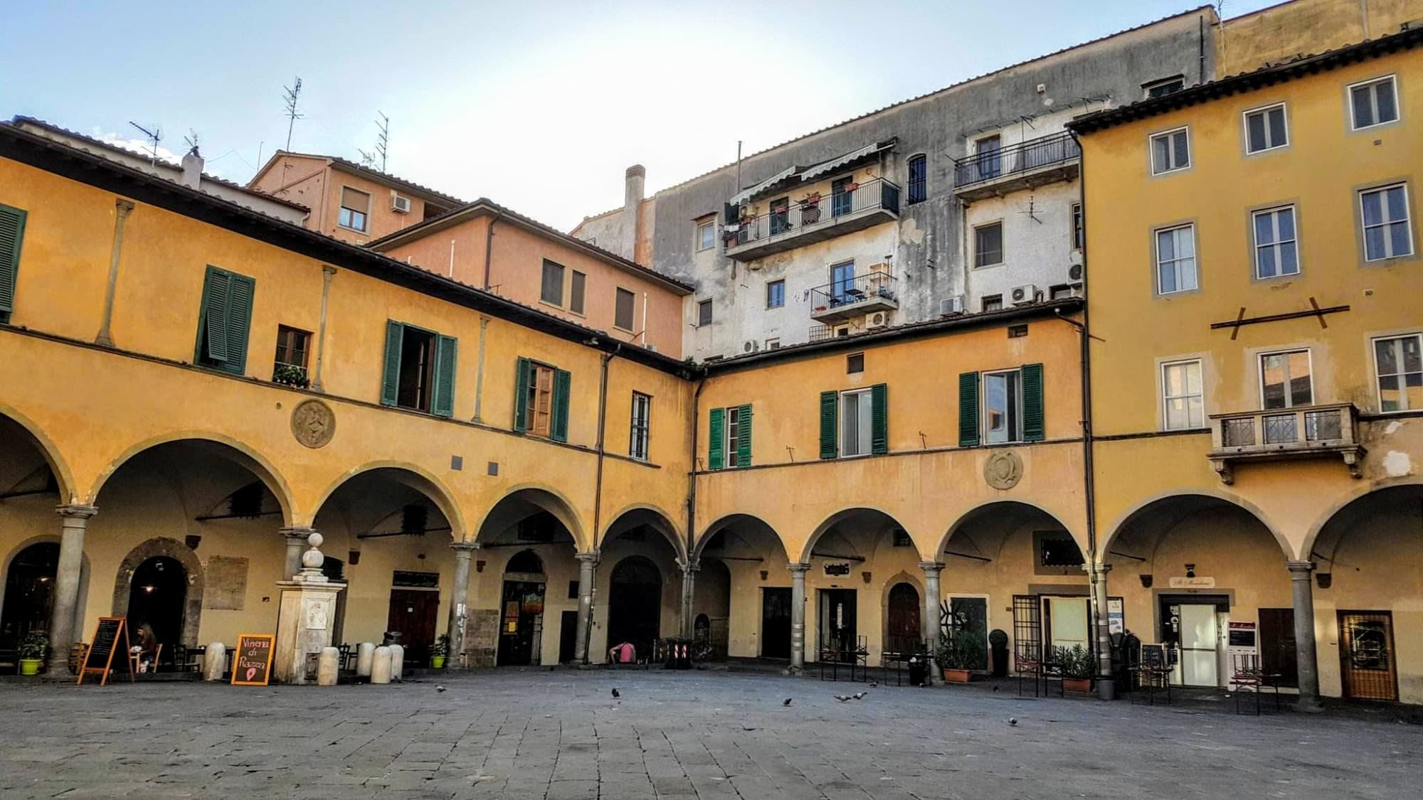 una panoramica della piazza dove si vedono i famosi portici