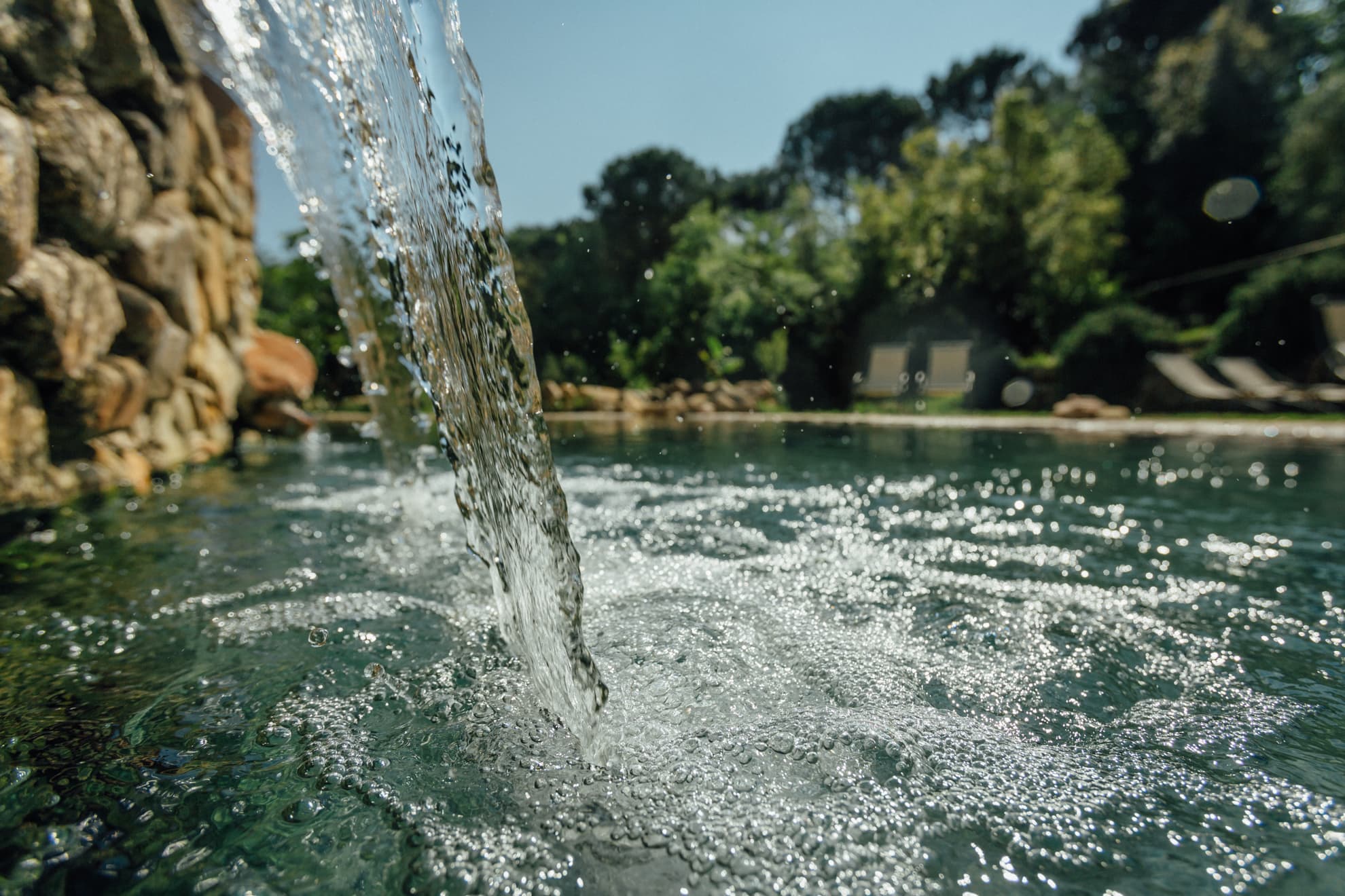 Vista delle preziose acque termali che sgorgano in una piscina