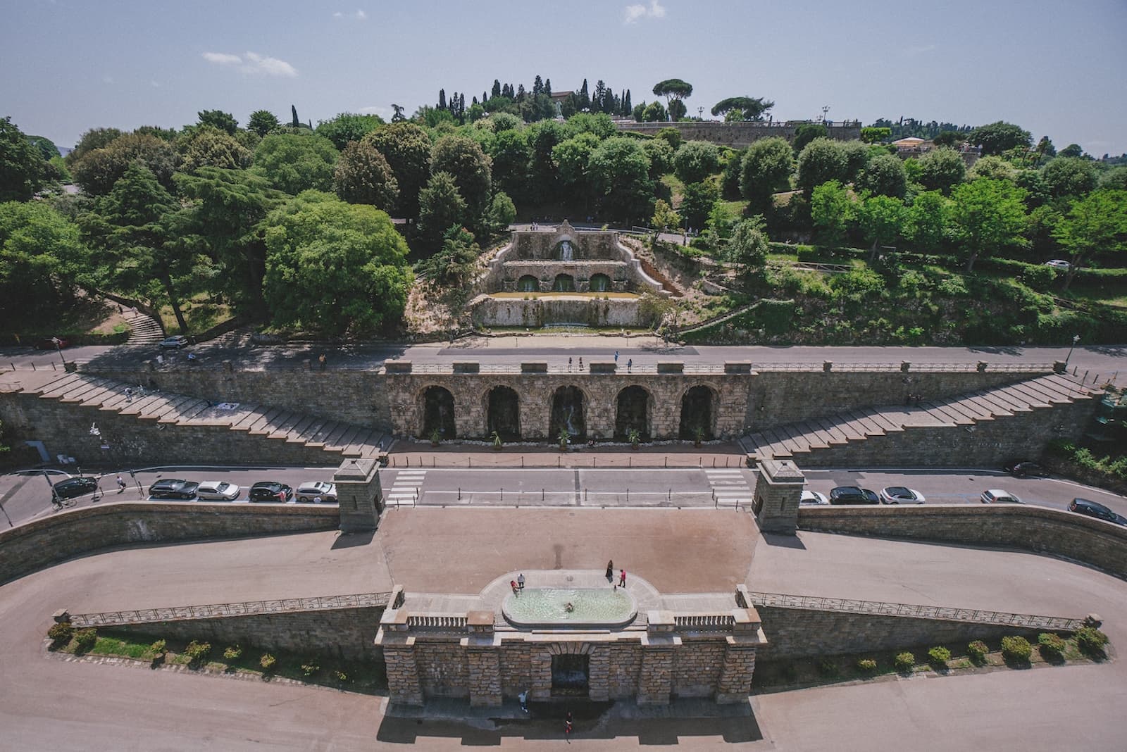 Vista aérea de Le Rampe del Poggi, en Florencia, estructura monumental de varios niveles caracterizada por escaleras de piedra, fuentes y cuevas horadadas en la colina