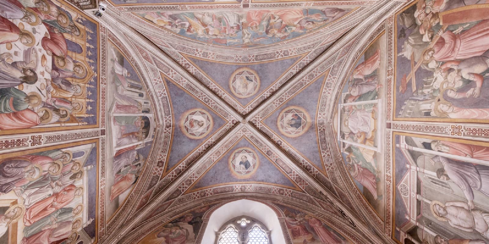 Interni dell'Officina Profumo Farmaceutica Santa Maria Novella