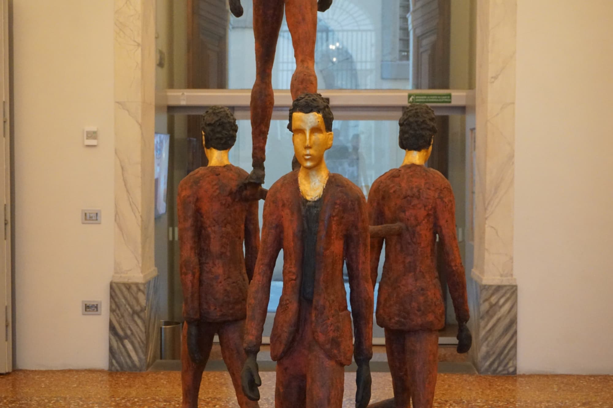 Le sculture all'ingresso di Palazzo de' Rossi