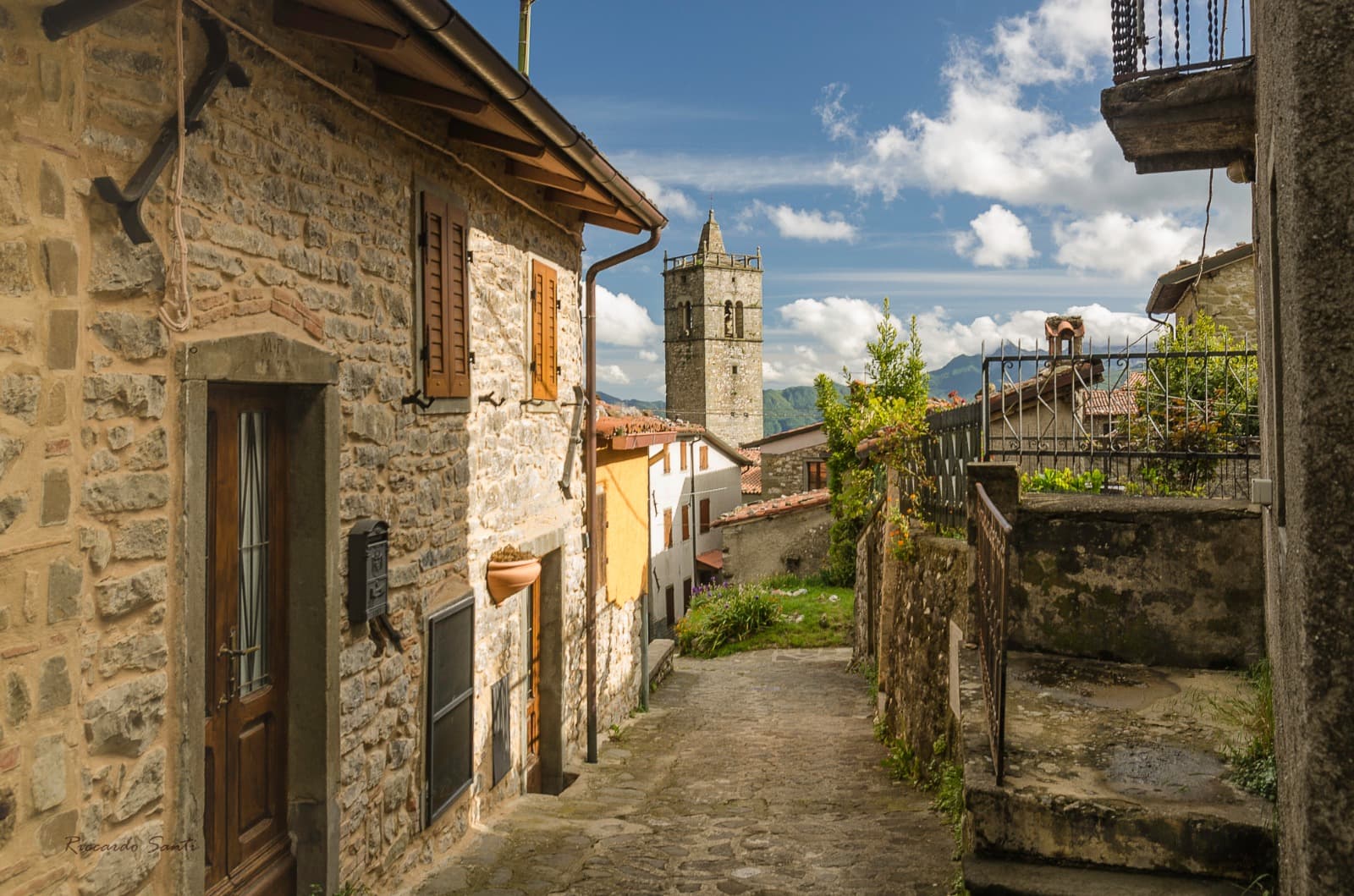 Un vicolo del centro storico di Corfino, con le caratteristiche case in pietra