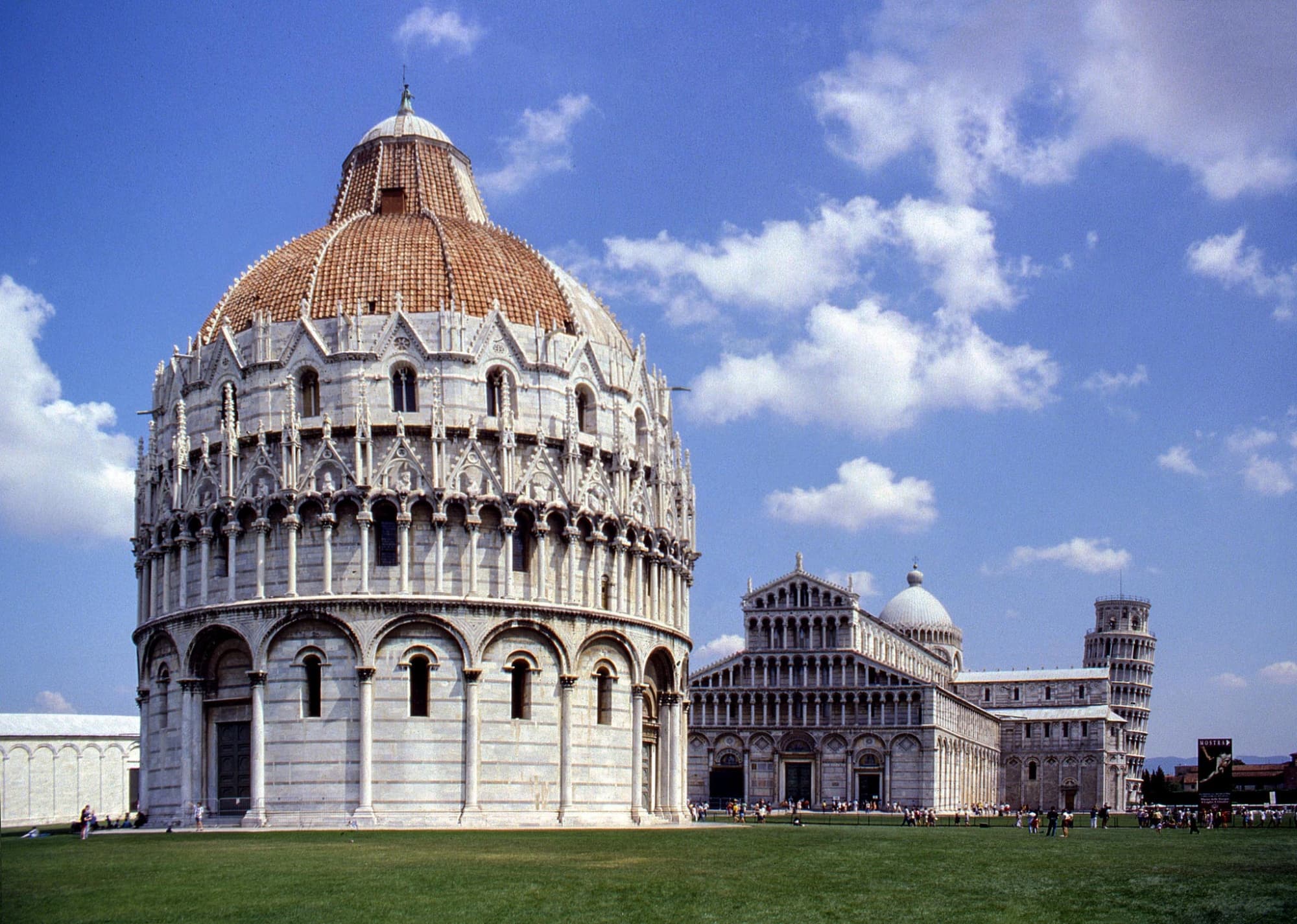Piazza dei Miracoli, das Baptisterium im Vordergrund