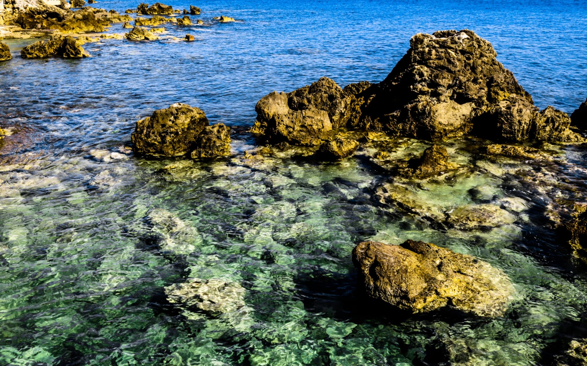 L’acqua trasparente di una baia a Castiglioncello