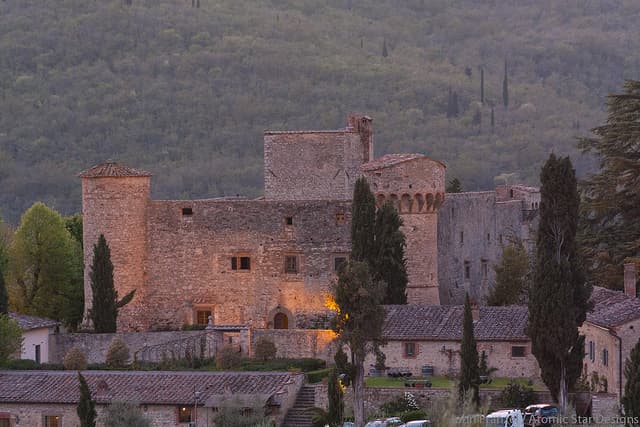 Veduta del Castello di Meleto al tramonto